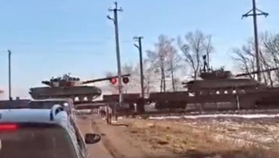 В Сети появилось видео переброски эшелона танков ВСУ на Донбасс