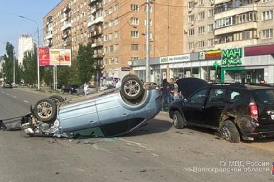 Напротив 10. Авария на Рокоссовского Волгоград. Авария на Рокоссовского сегодня Волгоград. ДТП Волгоград Форд фокус. ДТП В Волгограде 19.05.2021.