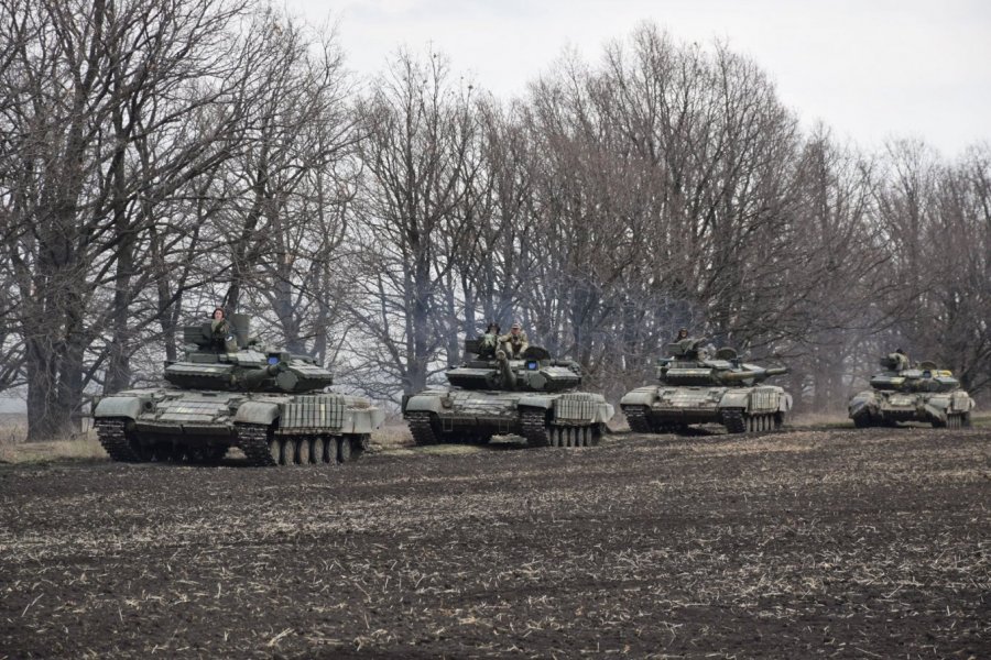 На фоне атак военных ВСУ в Донбасс переброшен танковый батальон
