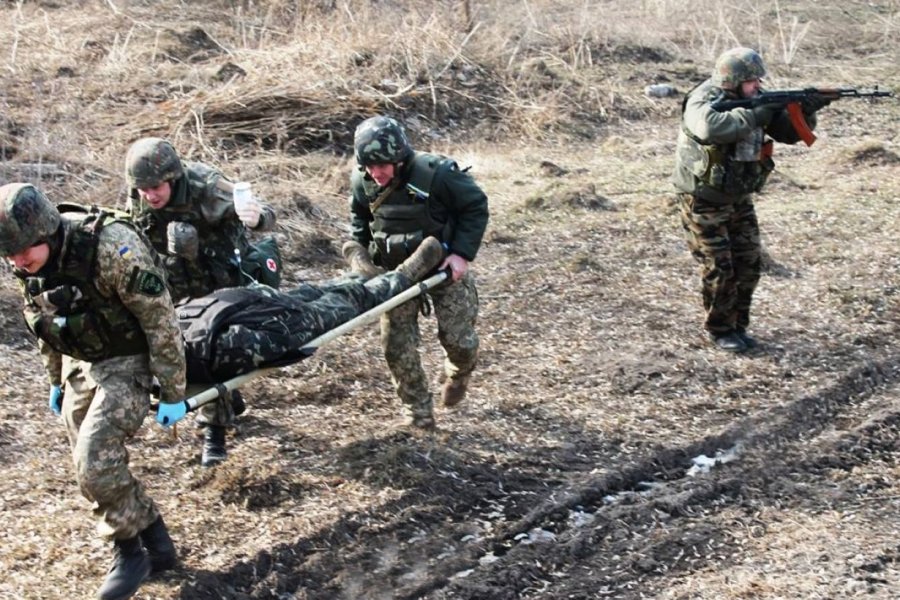 Украинские военные понесли крупные потери в Донбассе - погибших и раненых пришлось вывозить самолетами