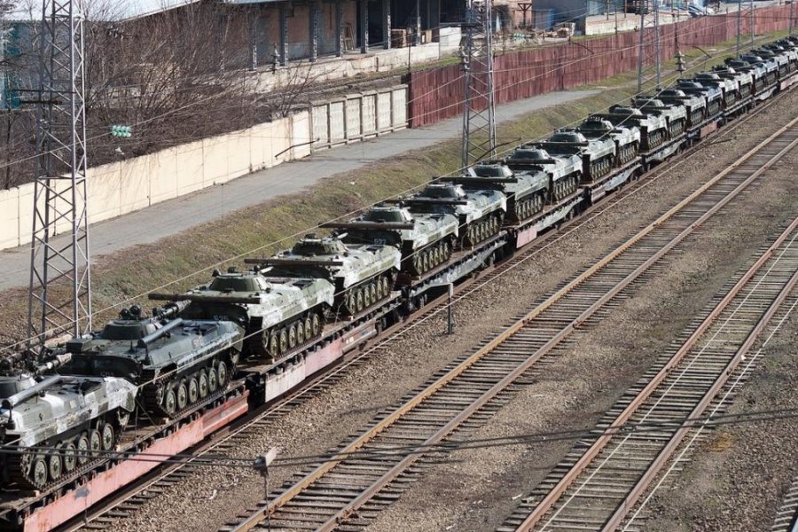 Несколько десятков единиц бронетехники ВС России вновь перебрасываются к границе с Украиной