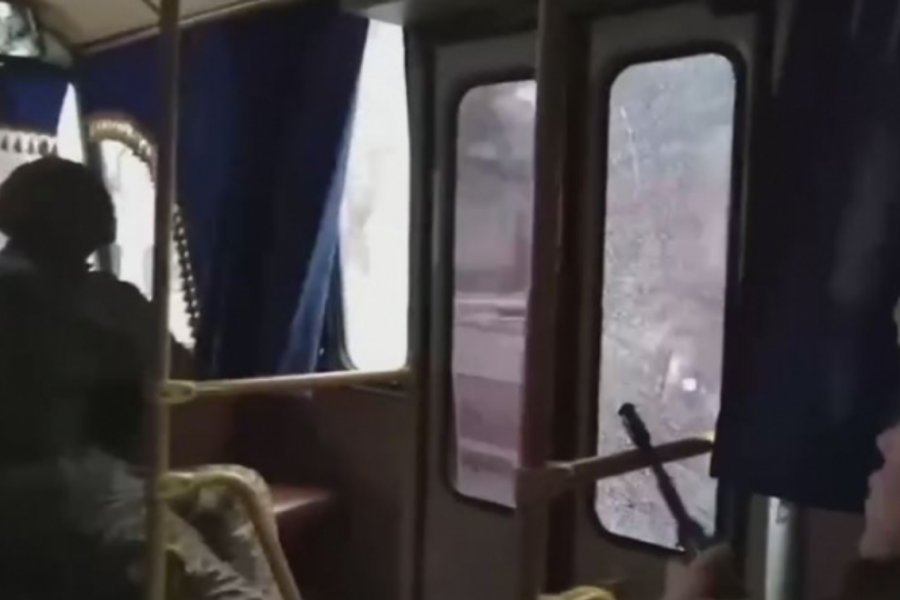 В калуге обстреляли автобус. Военный автобус. Автобус с русскими военными обстреляли. Автобус в которых перевозят военных.