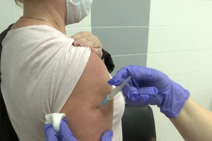 Ревакцинация от COVID-19: через сколько месяцев делать новую прививку