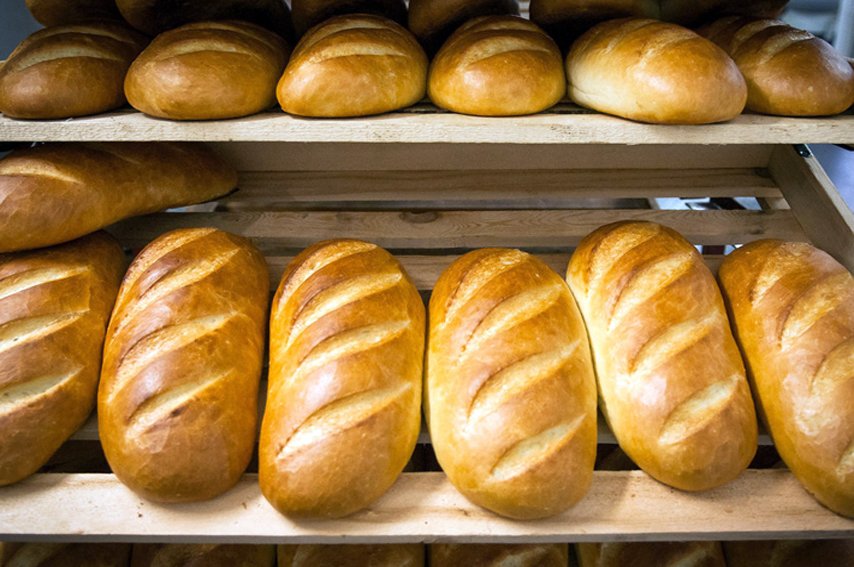 Батон хлеба подорожал на 3 рубля. Батон хлеба. Производство хлеба. Производители хлеба. Хлеб на хлебозаводе.