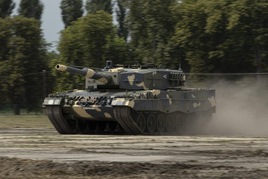 На Украине были замечены немецкие тяжёлые танки Leopard 2A4